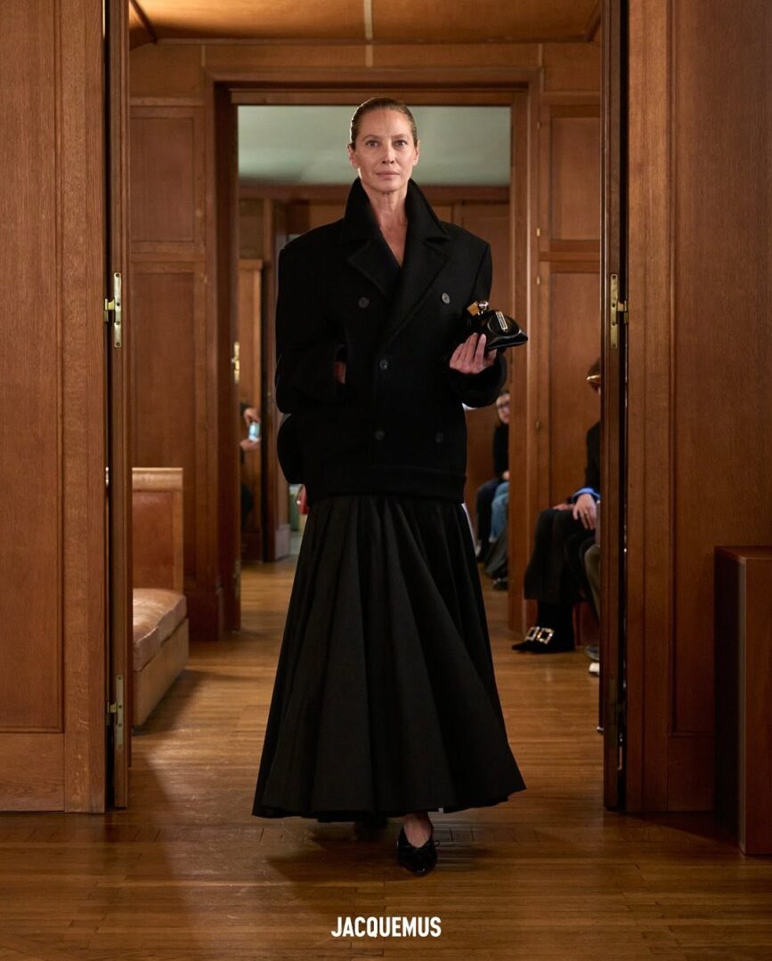 Ο Jacquemus επαναπροσδιόριζει την οικειότητα με τη συλλογή του για την άνοιξη-καλοκαίρι '25