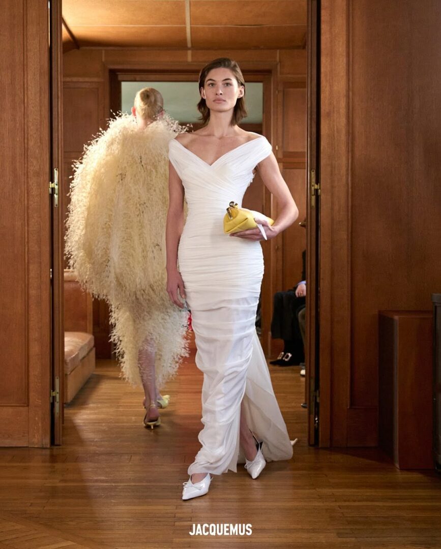 Ο Jacquemus επαναπροσδιόριζει την οικειότητα με τη συλλογή του για την άνοιξη-καλοκαίρι '25