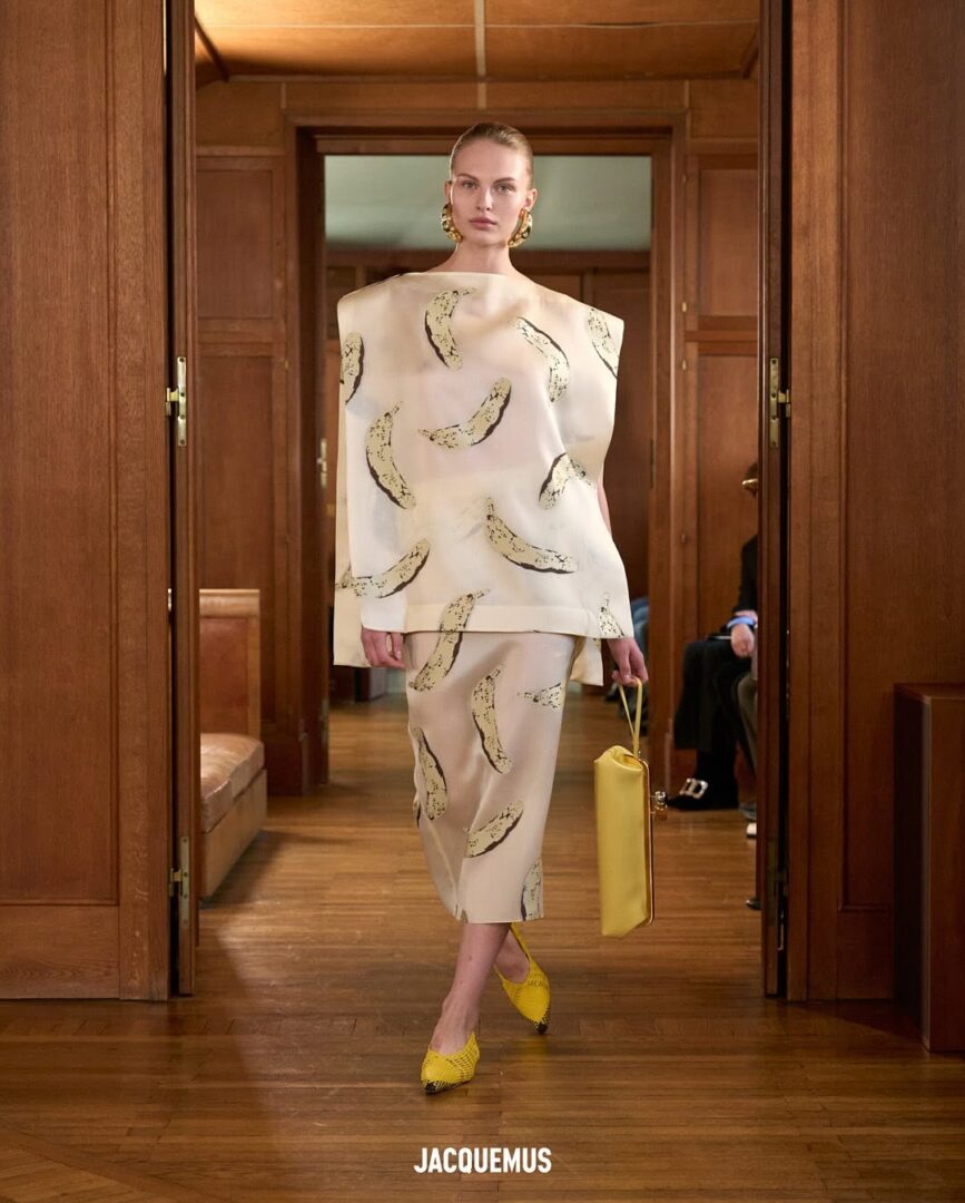 Ο Jacquemus επαναπροσδιόριζει την οικειότητα με τη συλλογή του για την άνοιξη-καλοκαίρι '25