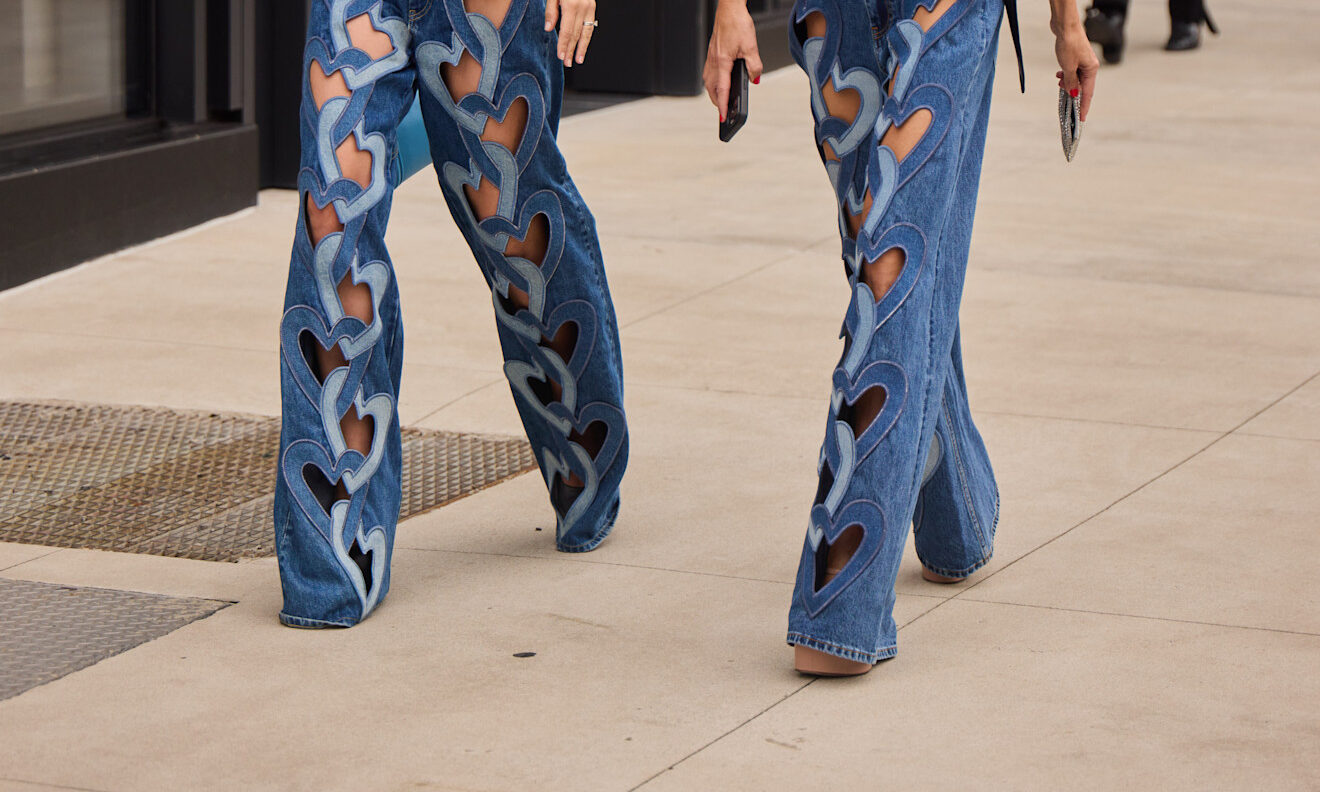 Τα cool και trendy jeans της άνοιξης-καλοκαίρι ’25 που θα αρχίσεις να φοράς από τώρα