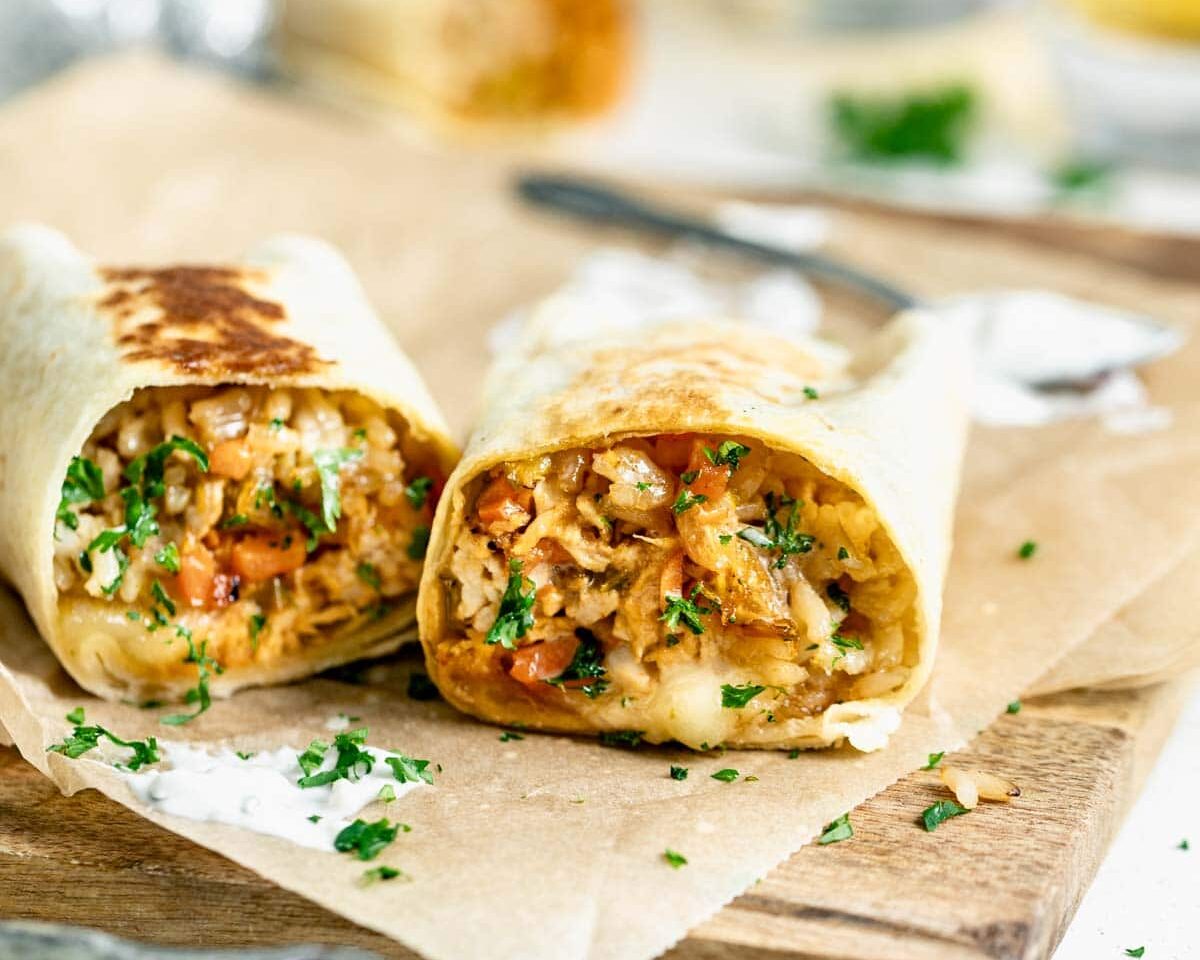 Εύκολο και υγιεινό πιάτο με κοτόπουλο και tortillas ολικής άλεσης