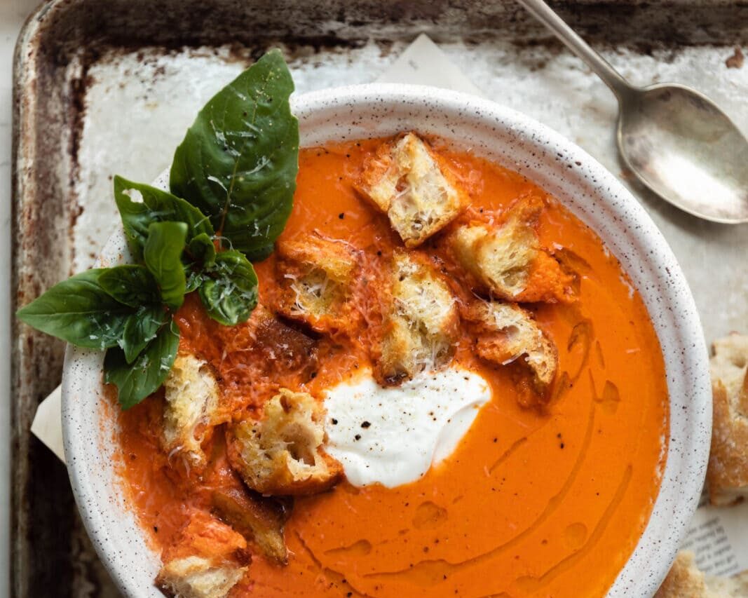 Η πανεύκολη και super πρωτεϊνική ντοματόσουπα που θα ζεστάνει