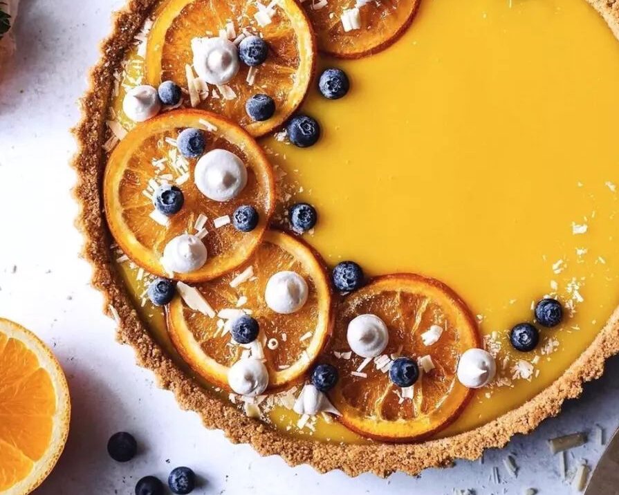 Ζουμερή πορτοκαλένια τάρτα χωρίς ψήσιμο με μπισκότα και λίγες θερμίδες