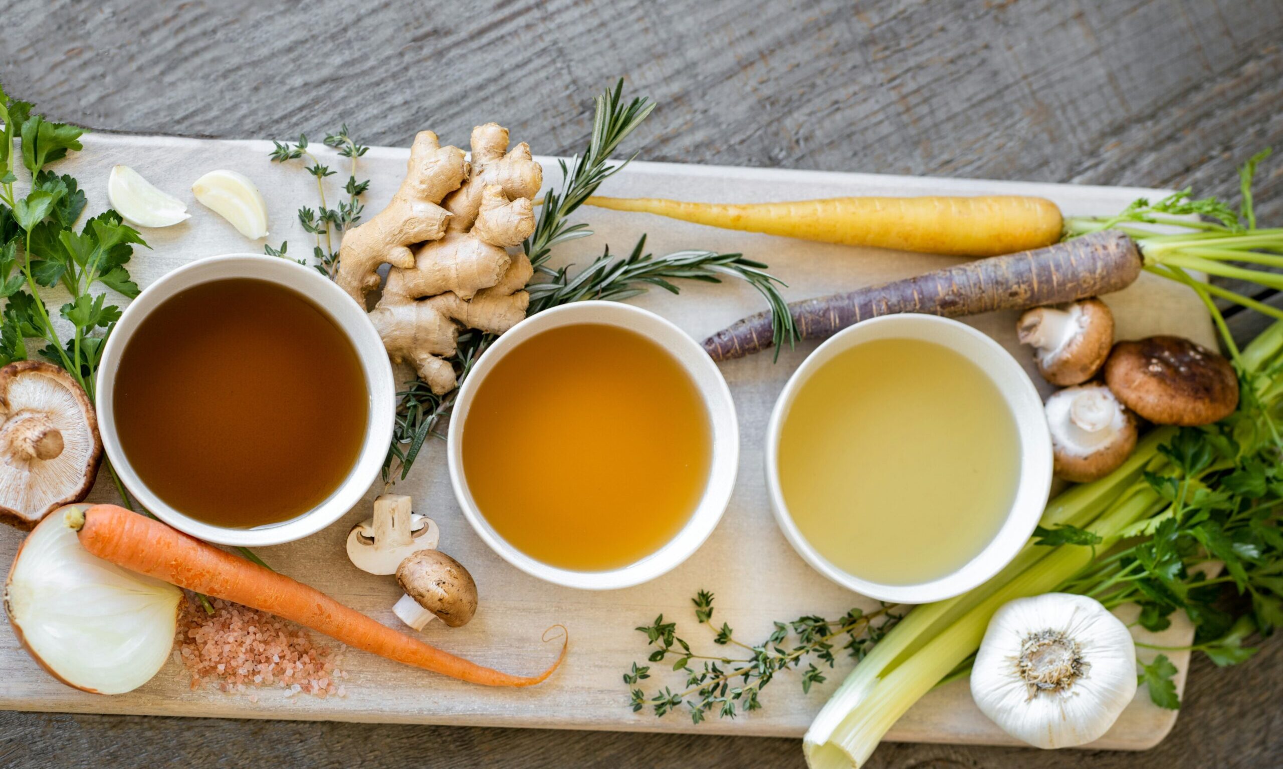 Γιατί όλες οι διάσημες πίνουν ζωμό από κόκκαλα – Εύκολη συνταγή