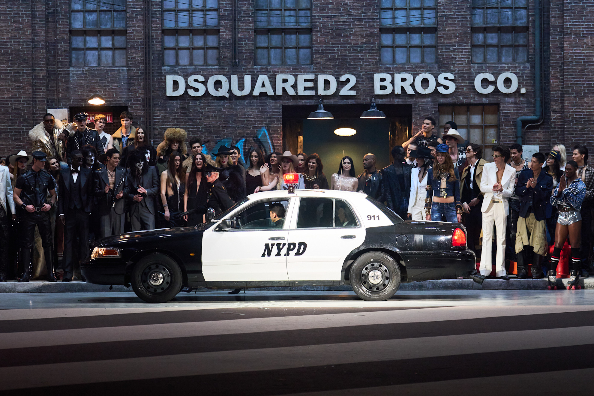 Dsquared2 FW ’25: 30 χρόνια προκλητικής μόδας και ατρόμητου στυλ