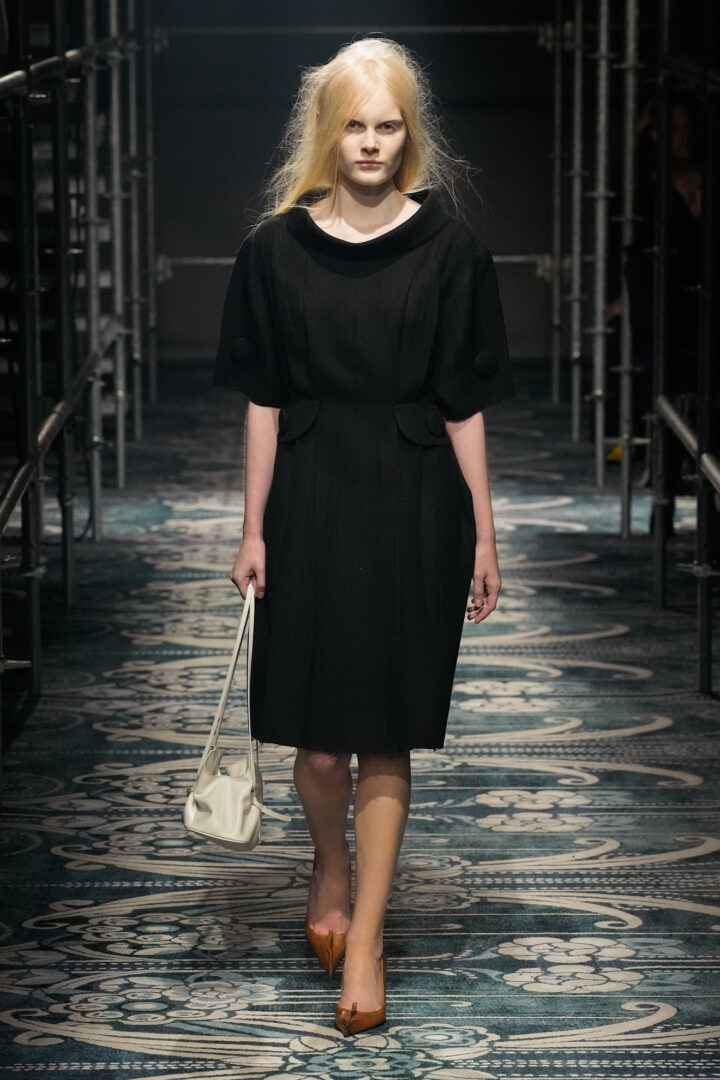 Prada FW '25: Η επανεξέταση της θηλυκότητας μέσα από την αντίθεση και την ελευθερία