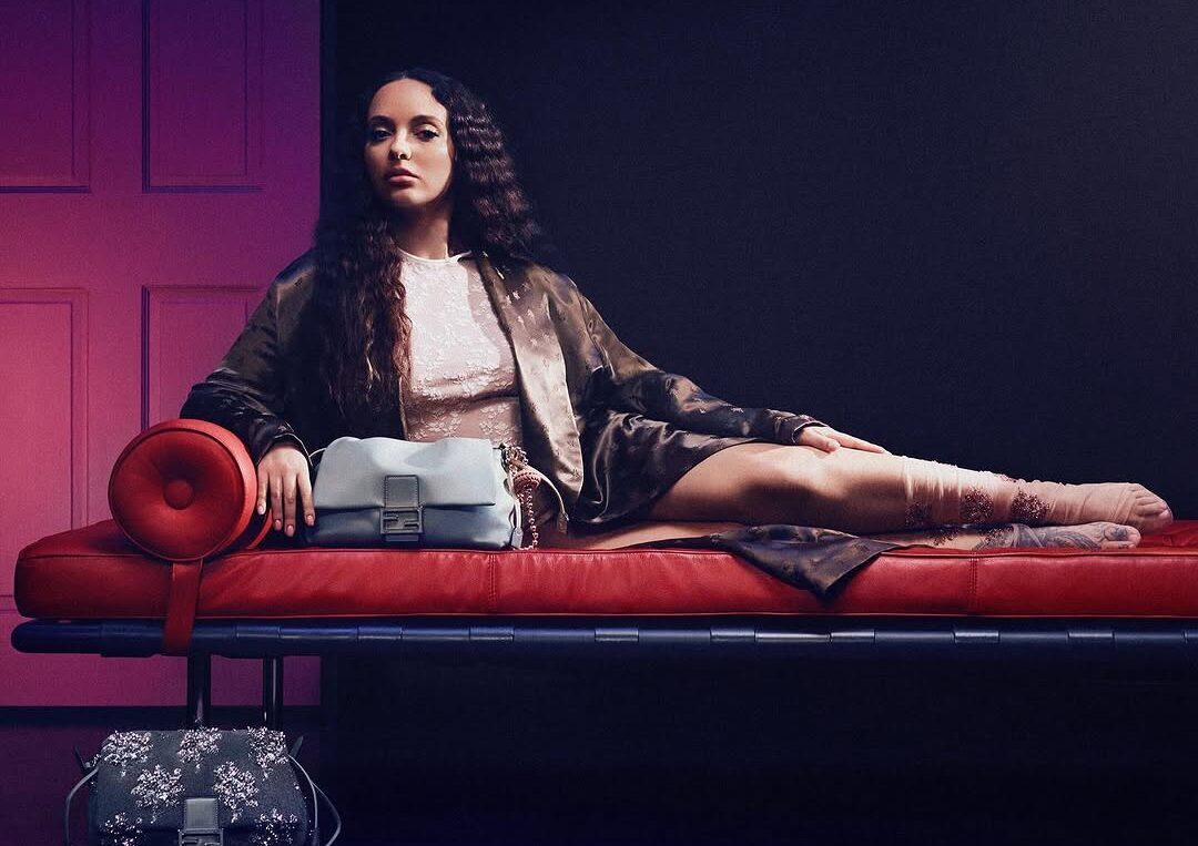 Η JADE και η τσάντα Mamma Baguette της Fendi μας καλούν σε ένα γεμάτο τραγούδια ταξίδι