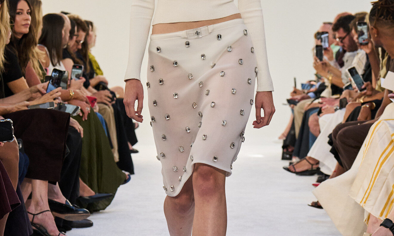 Η συνεχόμενη άνοδος της διάφανης φούστας που θα φορέσεις πολύ αυτή τη σεζόν