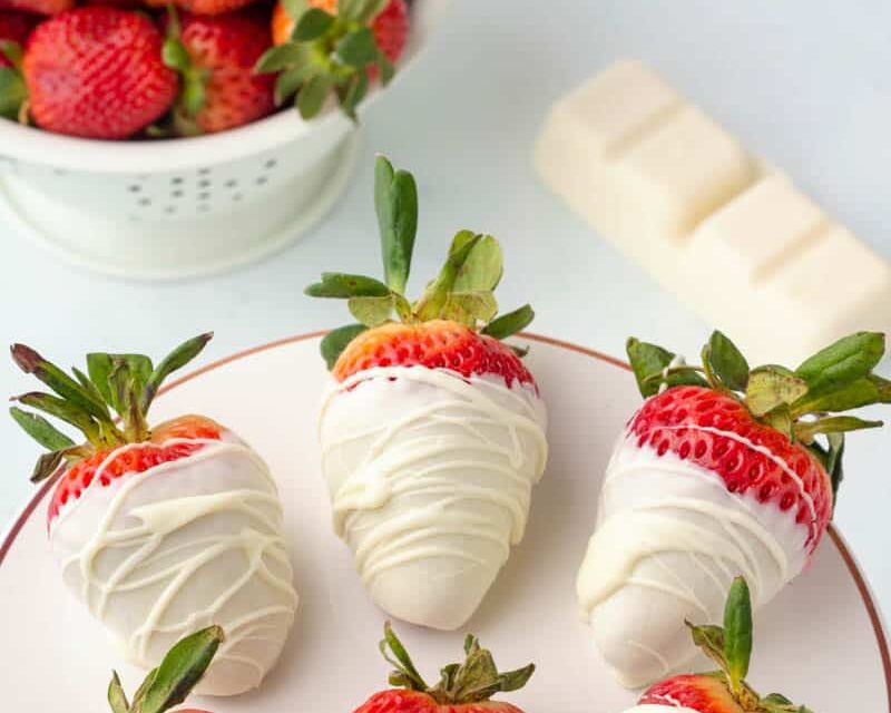 Φράουλες βουτημένες σε λευκή σοκολάτα και σερβιρισμένες με κρέμα