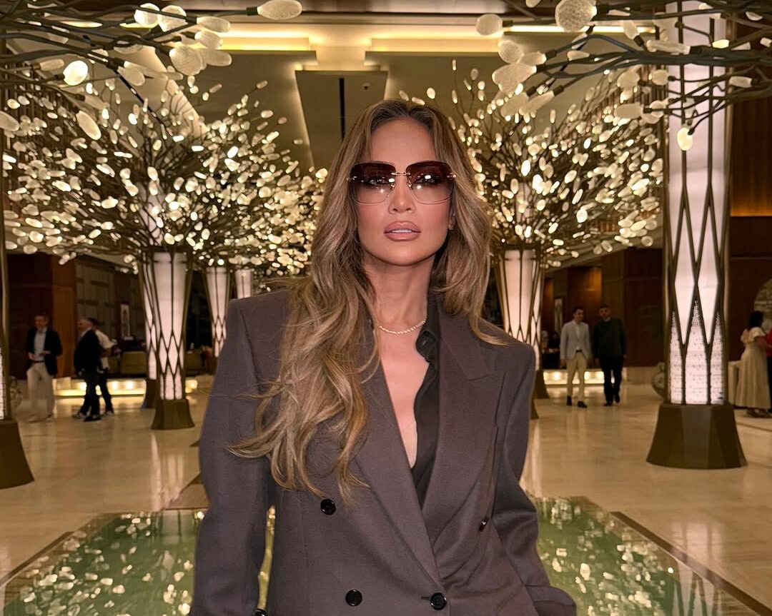 Η JLo με chic business trip εμφάνιση στους τόνους του color trend ’25