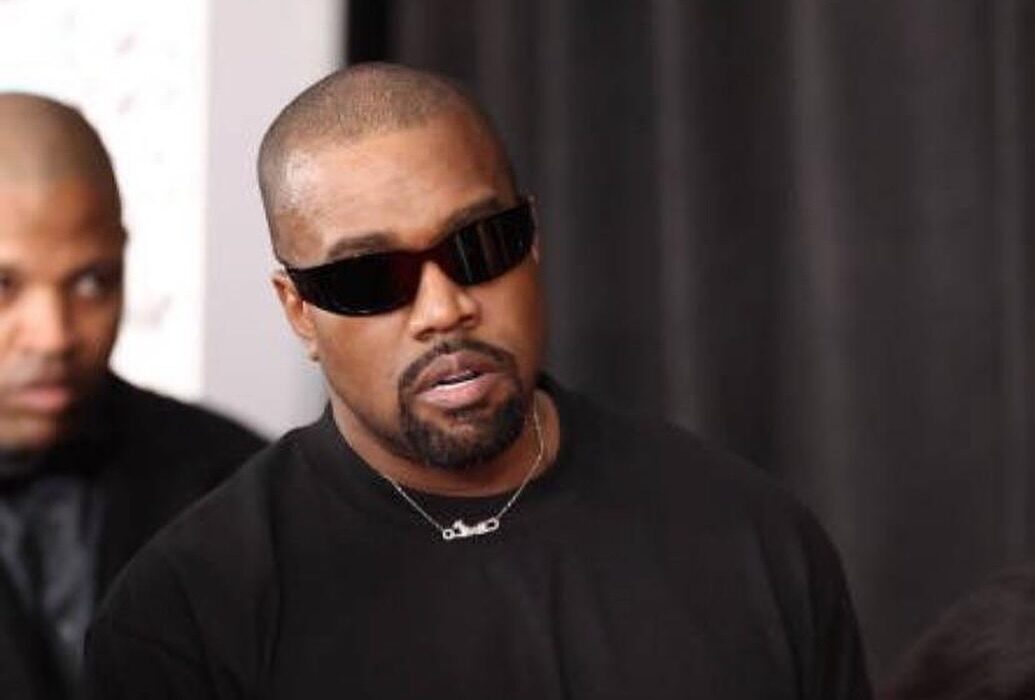 Το διαδικτυακό κατάστημα Yeezy του Kanye West καταργείται μετά την πώληση αντισημιτικών T-shirt 