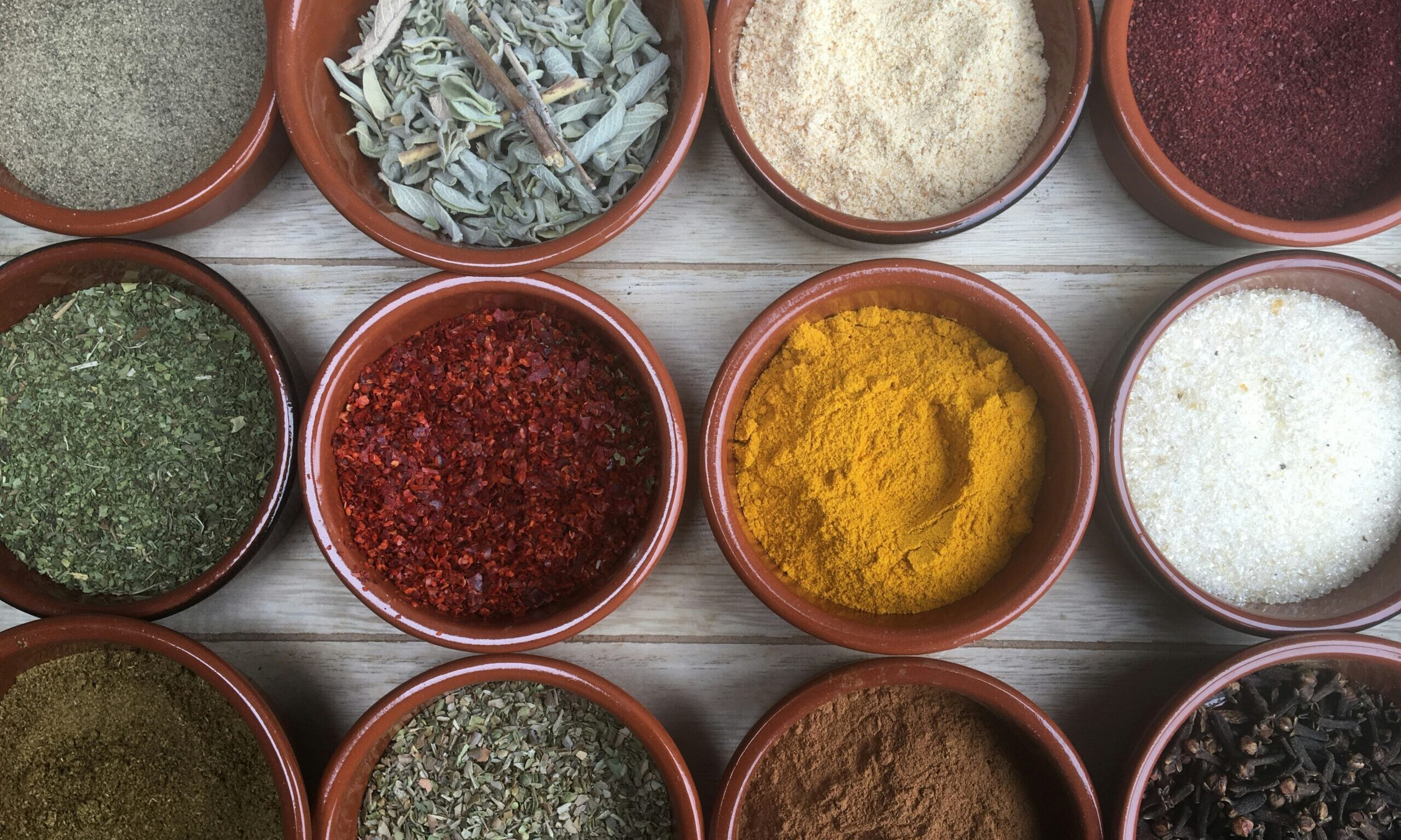 Το ελληνικό μπαχαρικό που ενισχύει το μεταβολισμό και «καίει» το λίπος σύμφωνα με μελέτες