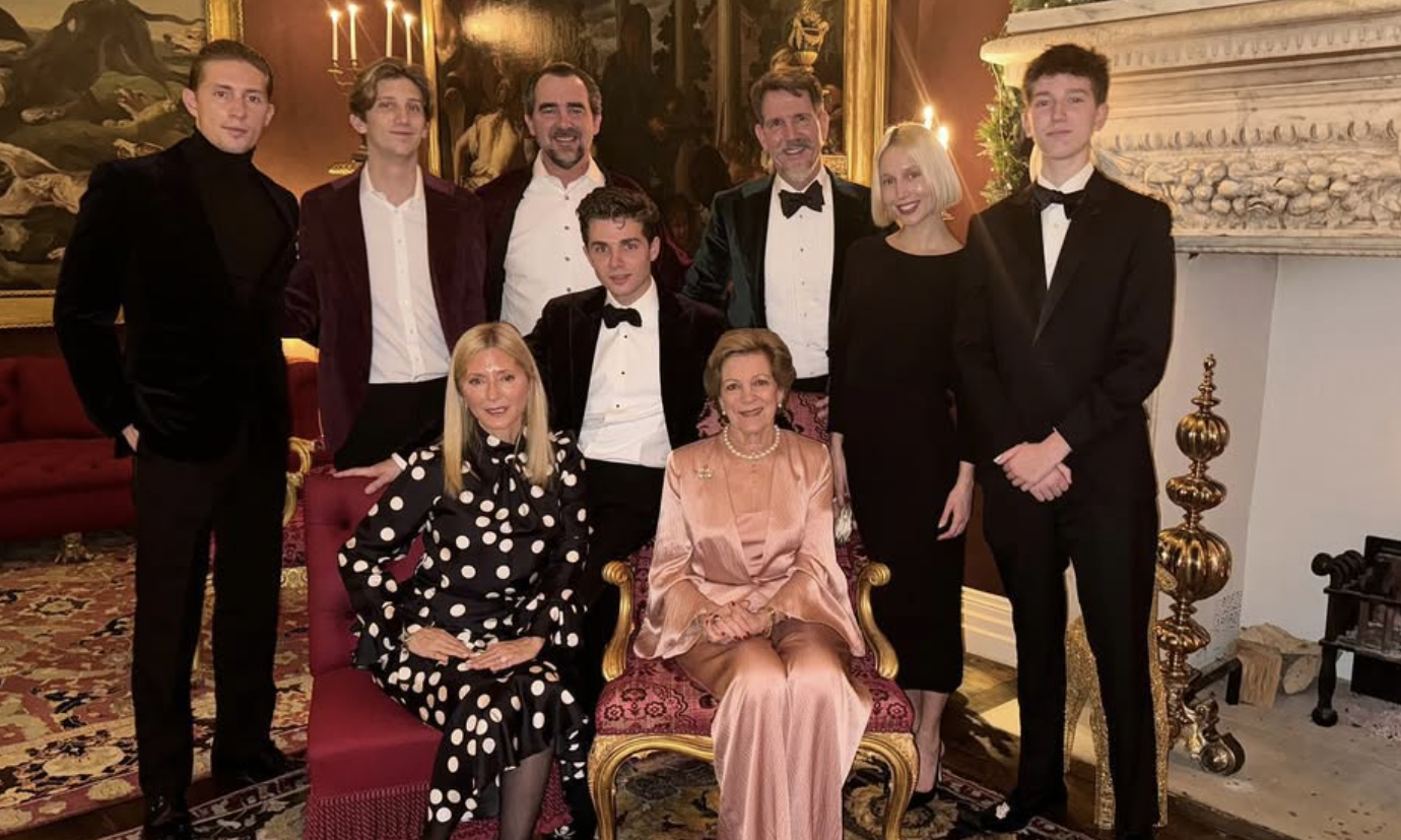 Καθηγητής Νομικής: «Παράνομο το επίθετο Ντε Γκρες» – Γιατί η τέως βασιλική οικογένεια δε μπορεί να το χρησιμοποιεί