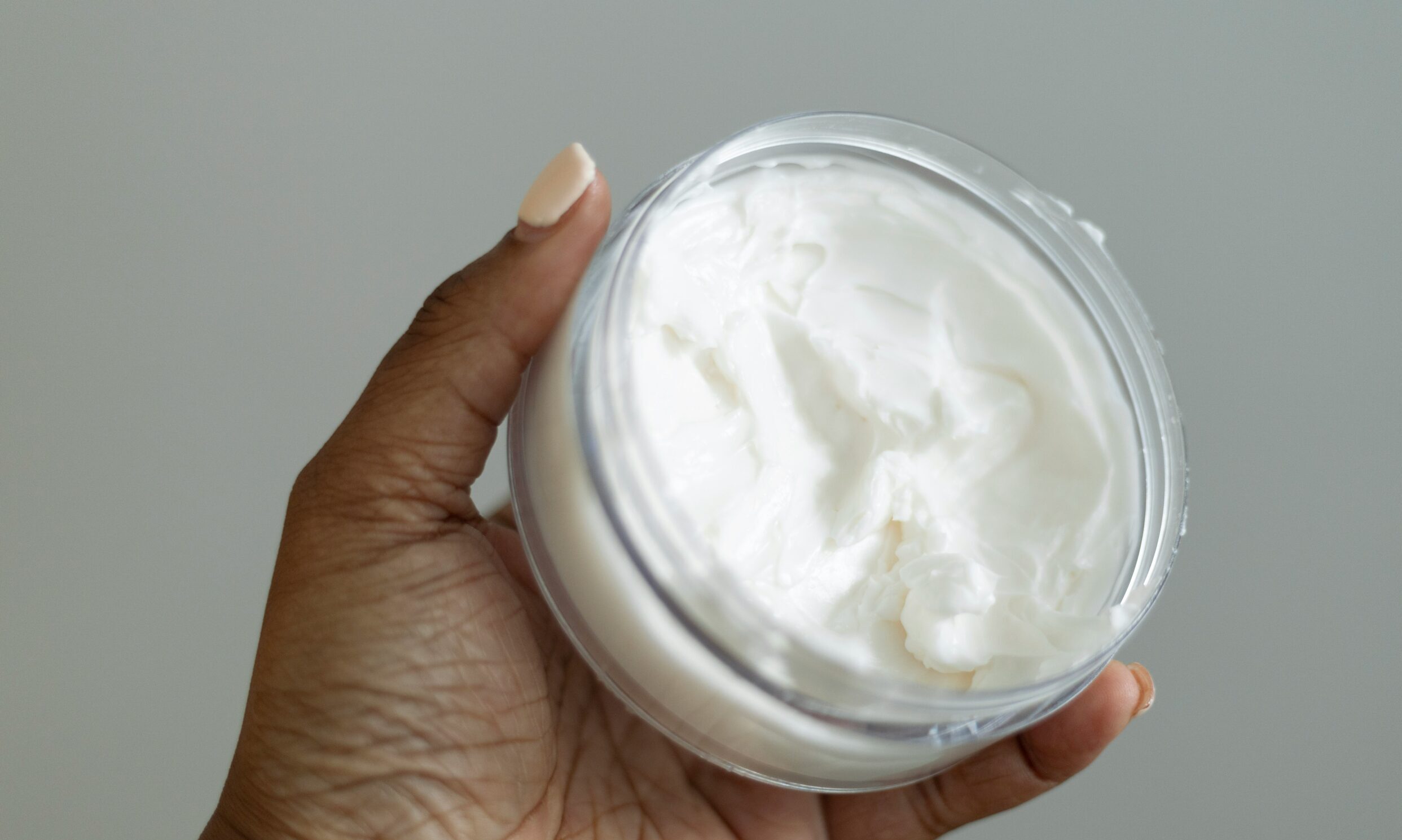 Γάλλος Δερματολόγος αποκαλύπτει: Τα 3 πράγματα που πρέπει να κάνεις για να δείχνεις πιο νέα