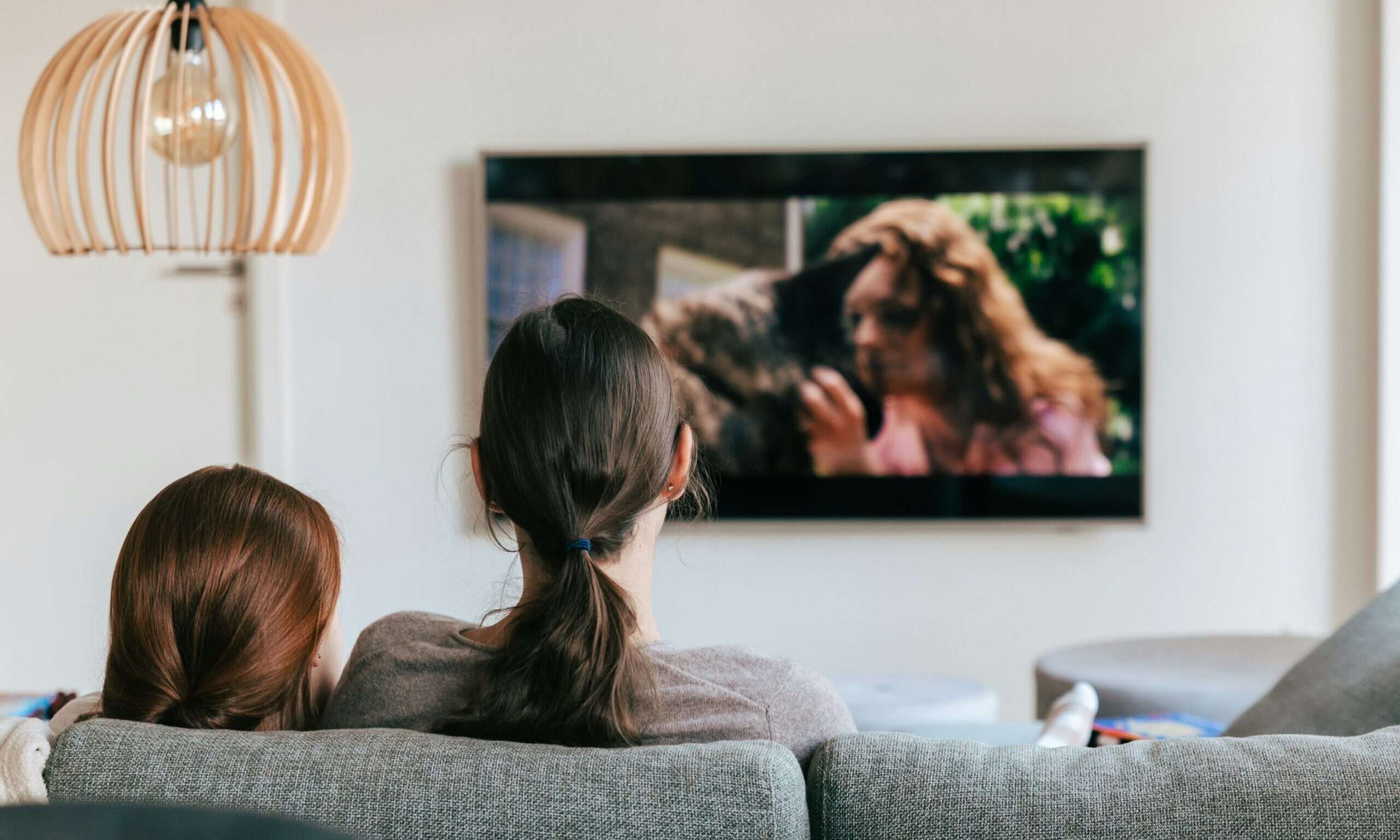 Η κίνηση που πρέπει να κάνεις όταν το παιδί σου βλέπει τηλεόραση – Τι αποκαλύπτει μελέτη
