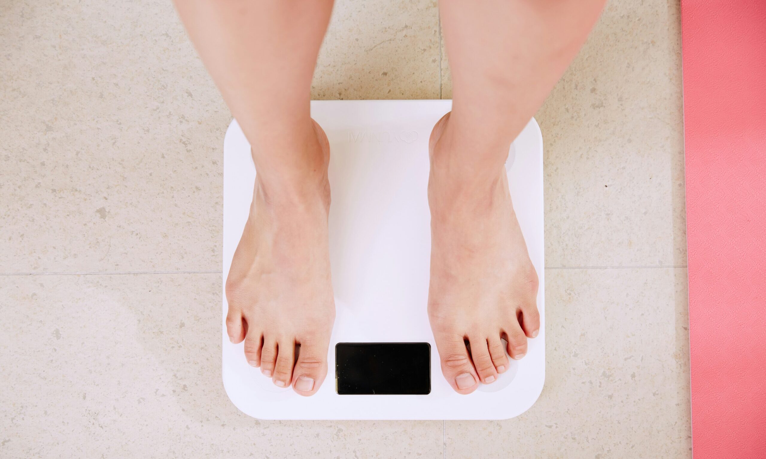 Διαιτολόγος προειδοποιεί: 5 Πράγματα που δεν πρέπει να κάνεις μετά τις 5 το απόγευμα αν θες να χάσεις βάρος