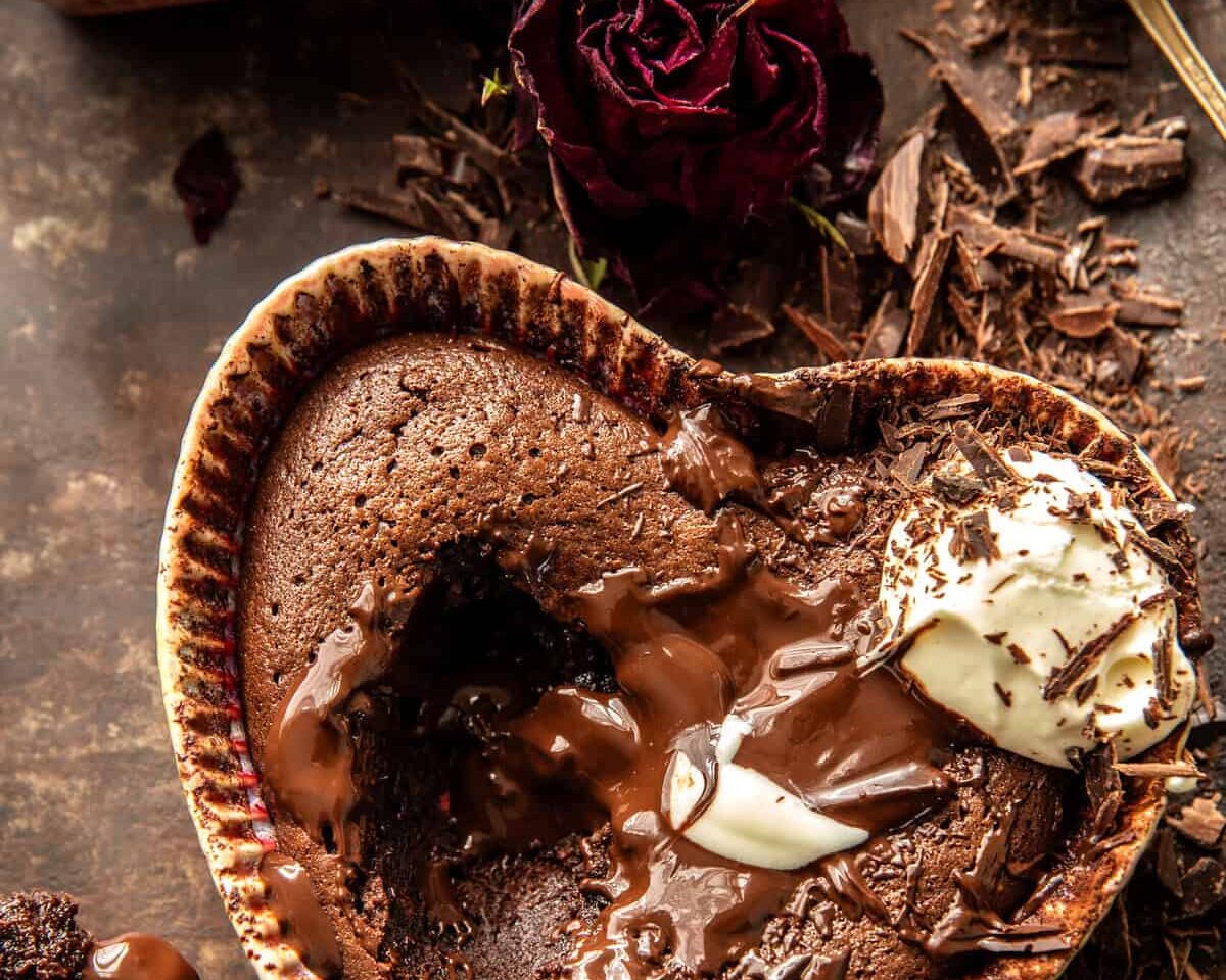 Σοκολατένια πουτίγκα σε σχήμα καρδιάς: Η τέλεια γλυκιά έκπληξη για τον Βαλεντίνο σου