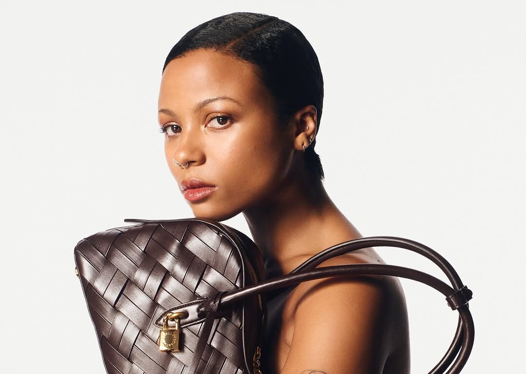 Η Stella McCartney χρησιμοποιεί την τεχνητή νοημοσύνη για να δημιουργήσει ένα σμήνος πτηνών στη νέα καμπάνια