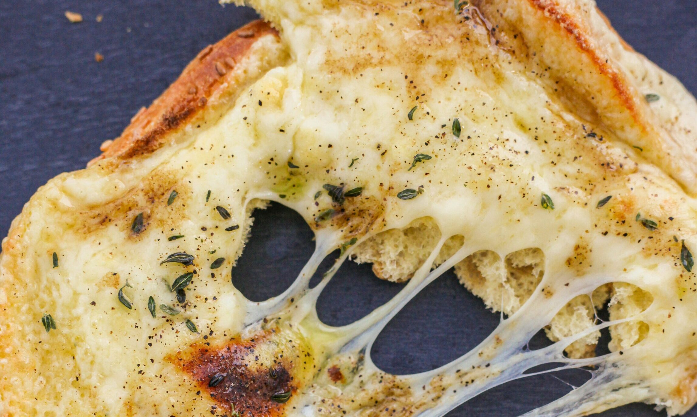 Το απόλυτο τοστ για τη βραδινή λιγούρα – Εύκολη συνταγή