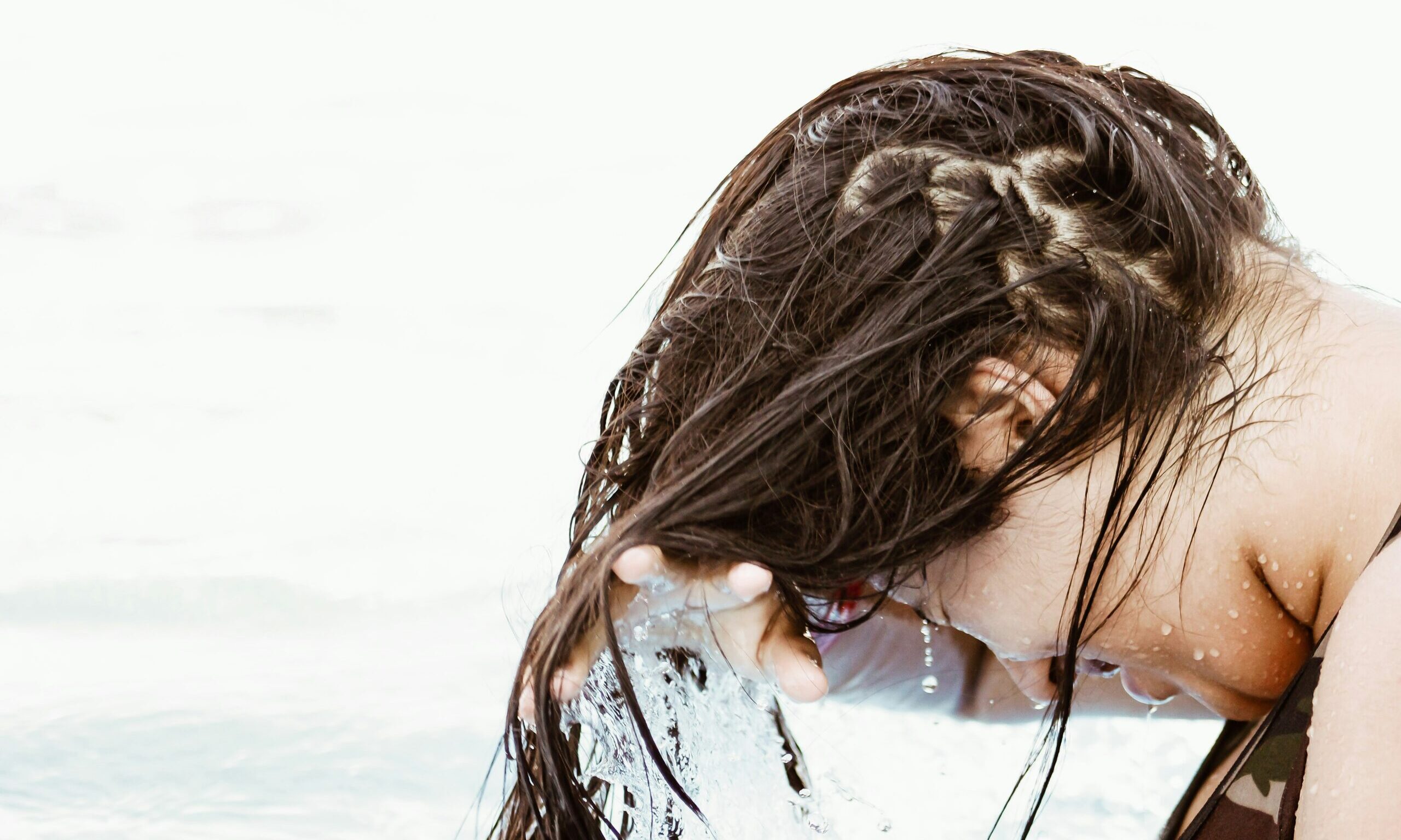 Βαμμένα μαλλιά: Τι πρέπει να κάνεις όταν λούζεσαι για να μην ξεβάφει το χρώμα