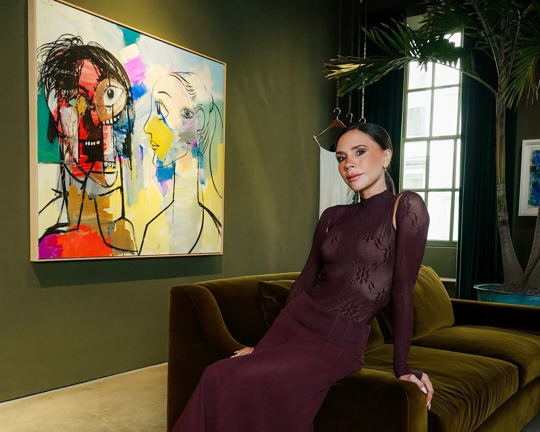 Η αψεγάδιαστη αίσθηση του στιλ της Victoria Beckham θα σε πείσει να βάλεις στο σπίτι σου αυτό το επιβλητικό χρώμα