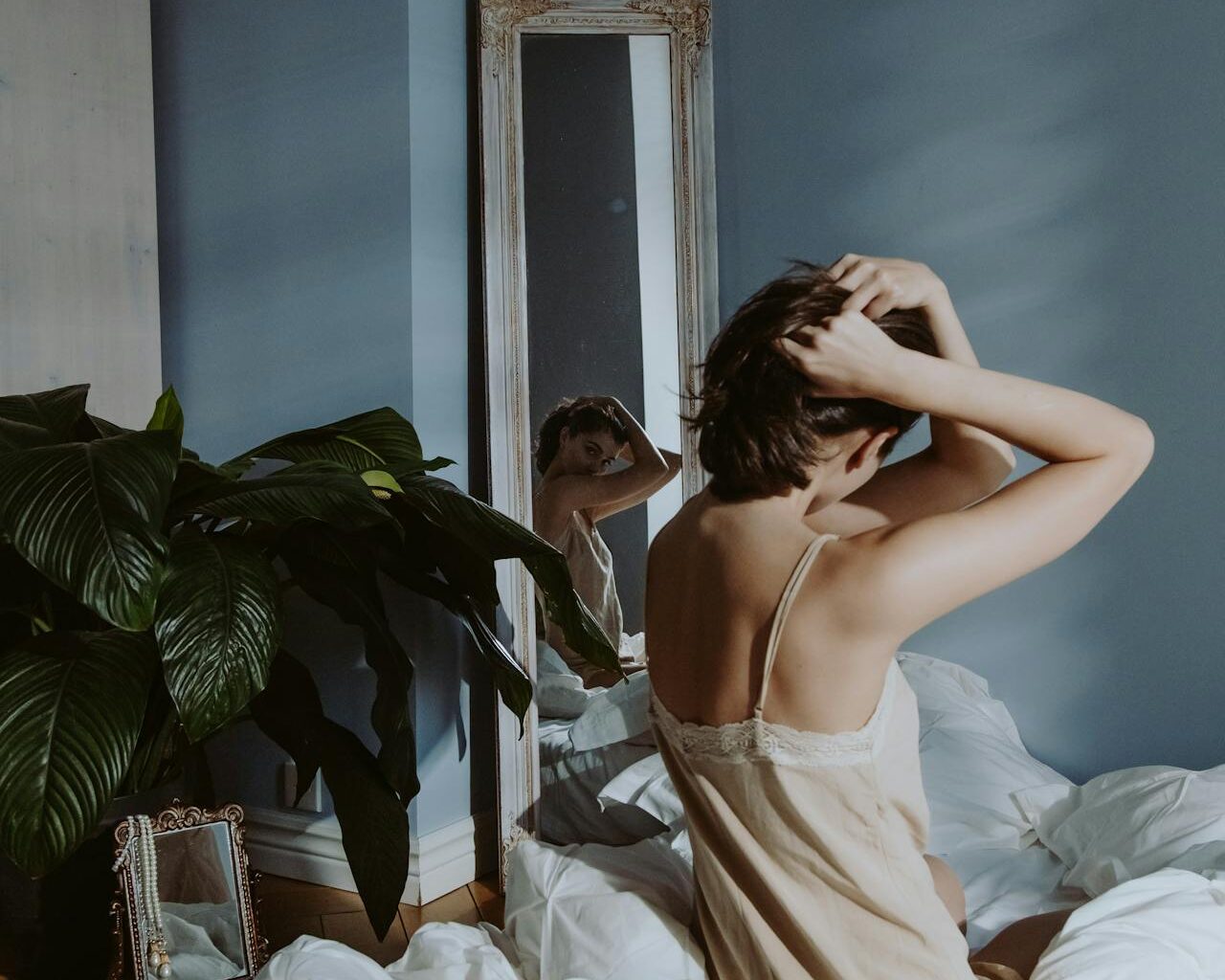 3 πράγματα που πρέπει να κάνεις το πρωί μόλις ξυπνήσεις αντί να κοιτάς το κινητό σου