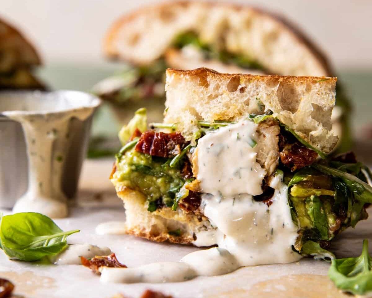 Ανοιξιάτικο σάντουιτς με κοτόπουλο και σως με ταχίνι 