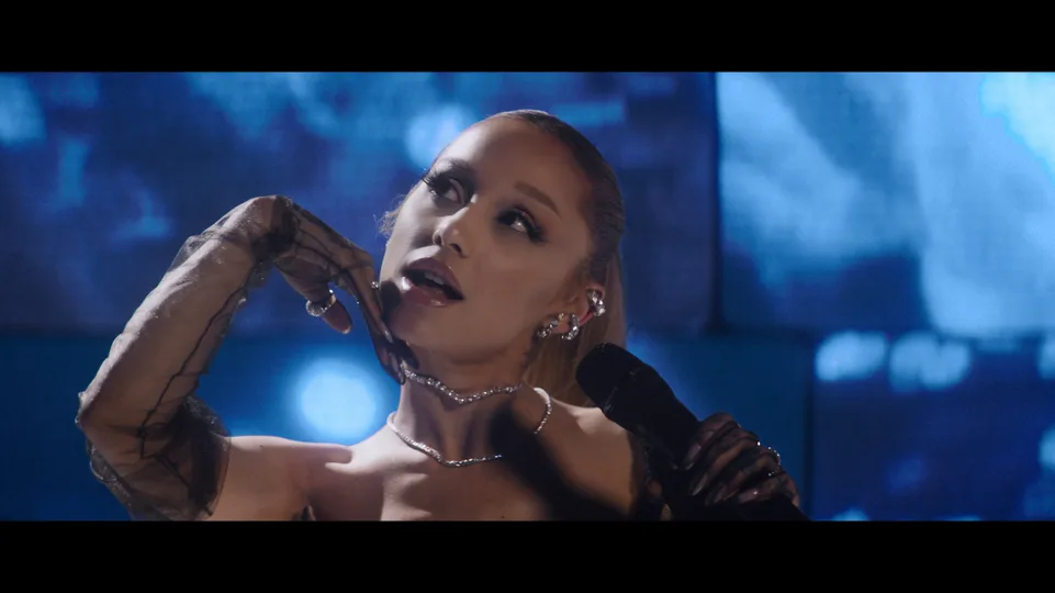 Η Παγκόσμια Πρέσβειρα της Swarovski, Ariana Grande, λάμπει με κοσμήματα Swarovski