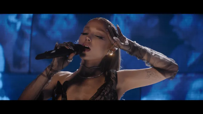 Η Παγκόσμια Πρέσβειρα της Swarovski, Ariana Grande, λάμπει με κοσμήματα Swarovski