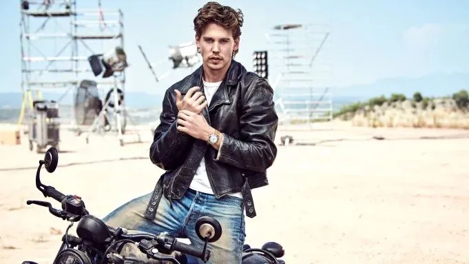 Ο Austin Butler είναι το νέο πρόσωπο της Breitling και της συλλογής «Top Time»