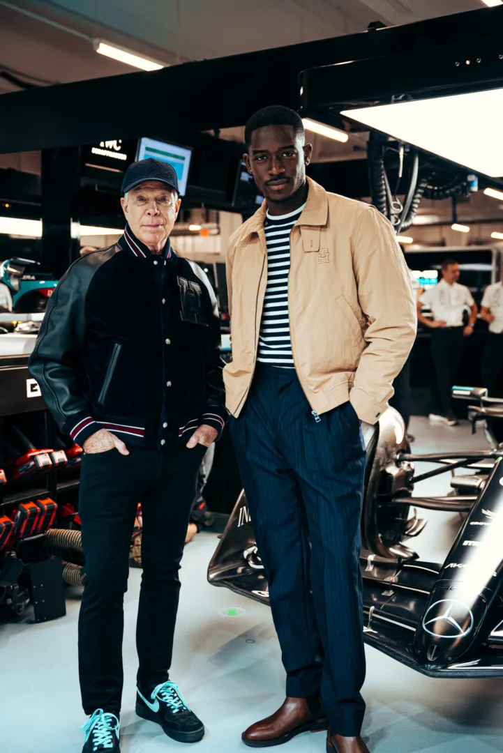 Η Tommy Hilfiger γίνεται επίσημος fashion partner της ταινίας «F1» με πρωταγωνιστή τον Brad Pitt και τον Damson Idris