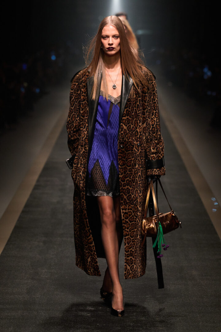 Η Donatella Versace παραιτείται από σχεδιάστρια του Versace μετά από σχεδόν 30 χρόνια