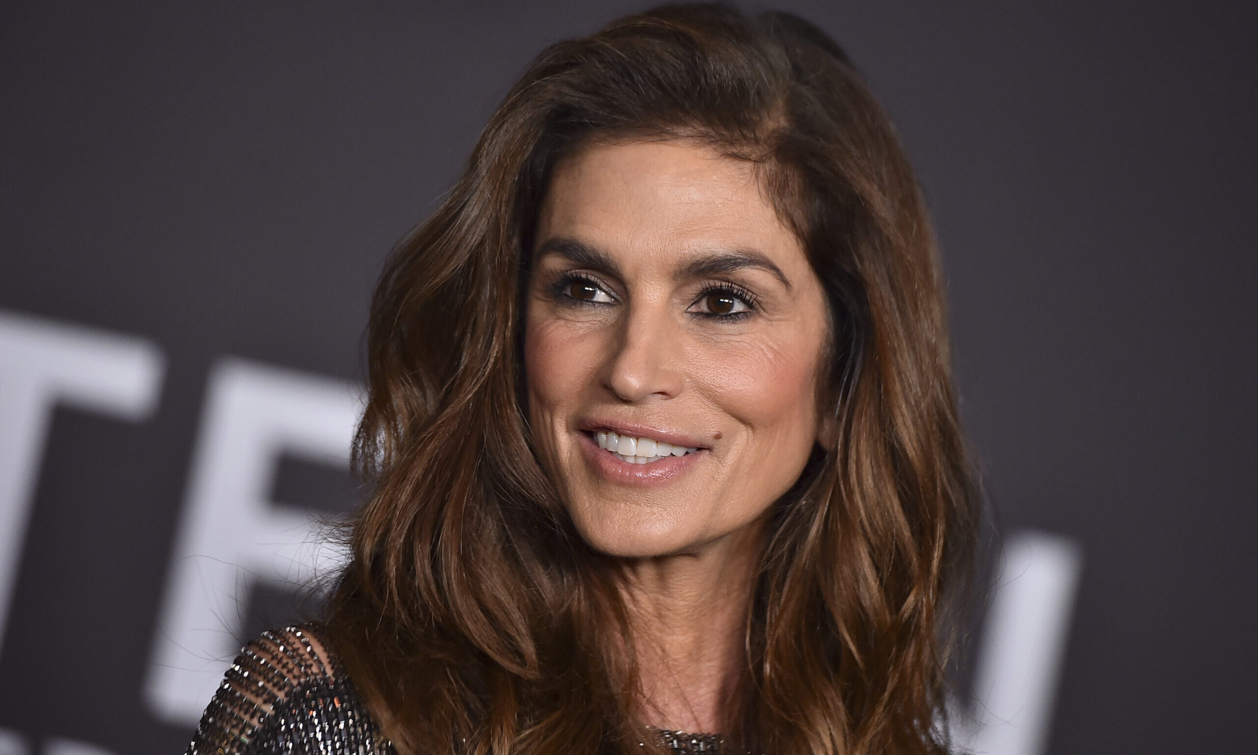 Σίντι Κρόφορντ: Τα 5 αντιγηραντικά συστατικά που λατρεύει για να παραμένει αψεγάδιαστη στα 59 της