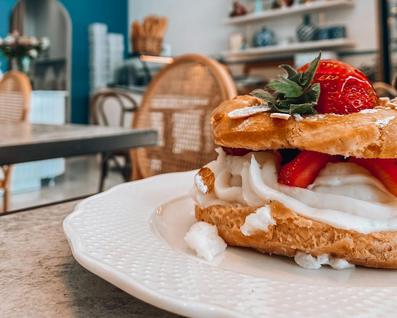 Strawberry Shortcake: Το εύκολο ανοιξιάτικο γλυκό με φράουλες και τραγανά-βουτυρένια μπισκότα