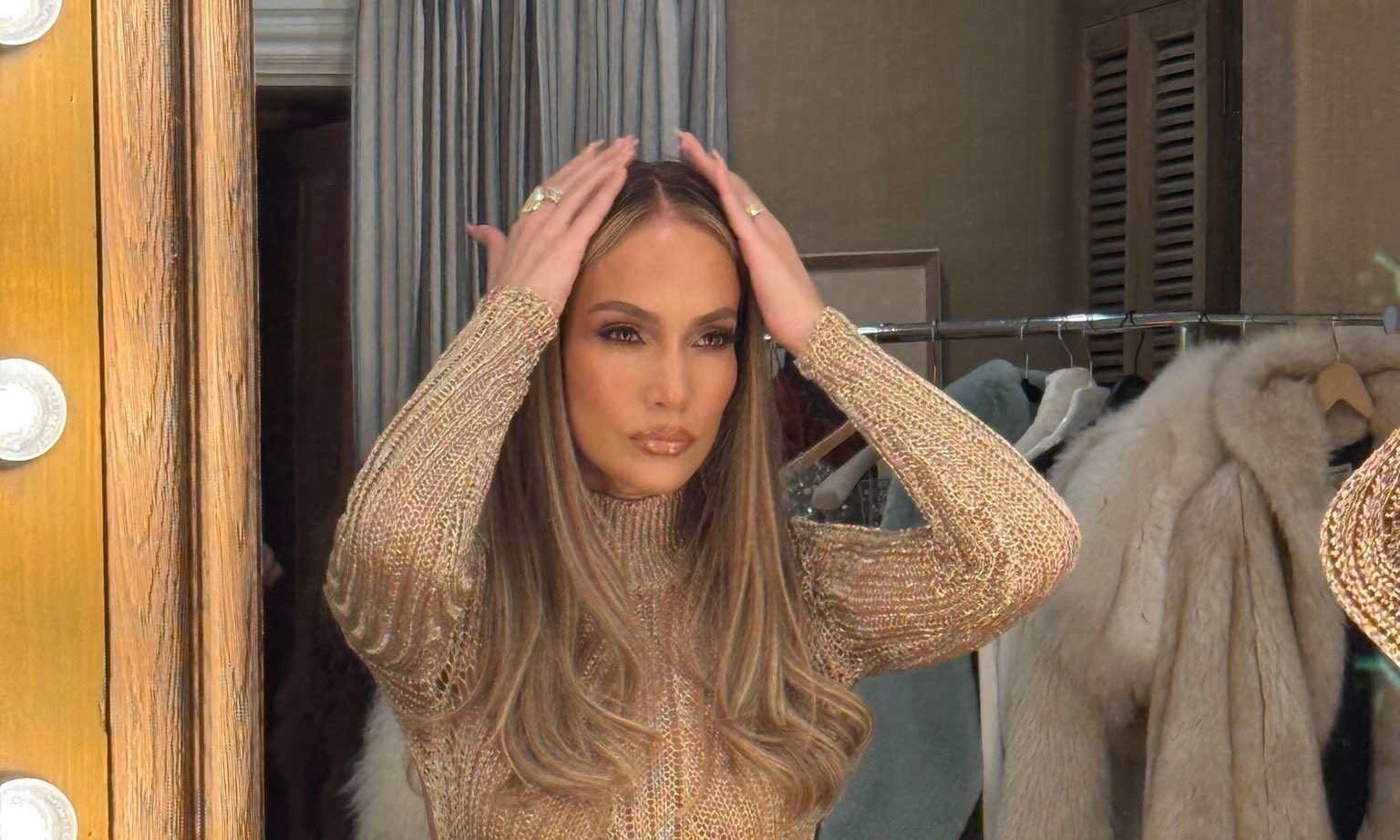 Ήρθε η ώρα να αρχίσεις να φοράς πλεκτά φορέματα σε εξόδους όπως έκανε και η Τζένιφερ Λόπεζ