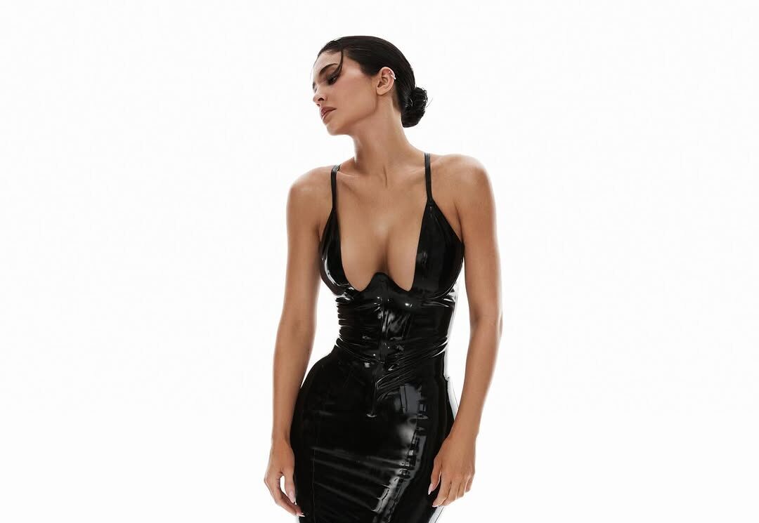 Η Khy της Kylie Jenner και η Poster Girl κάνουν μια «sexy & sophisticated» συνεργασία