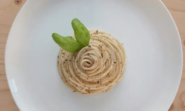 Εύκολη συνταγή για μακαρονάδα με τόνο και κρέμα γάλακτος