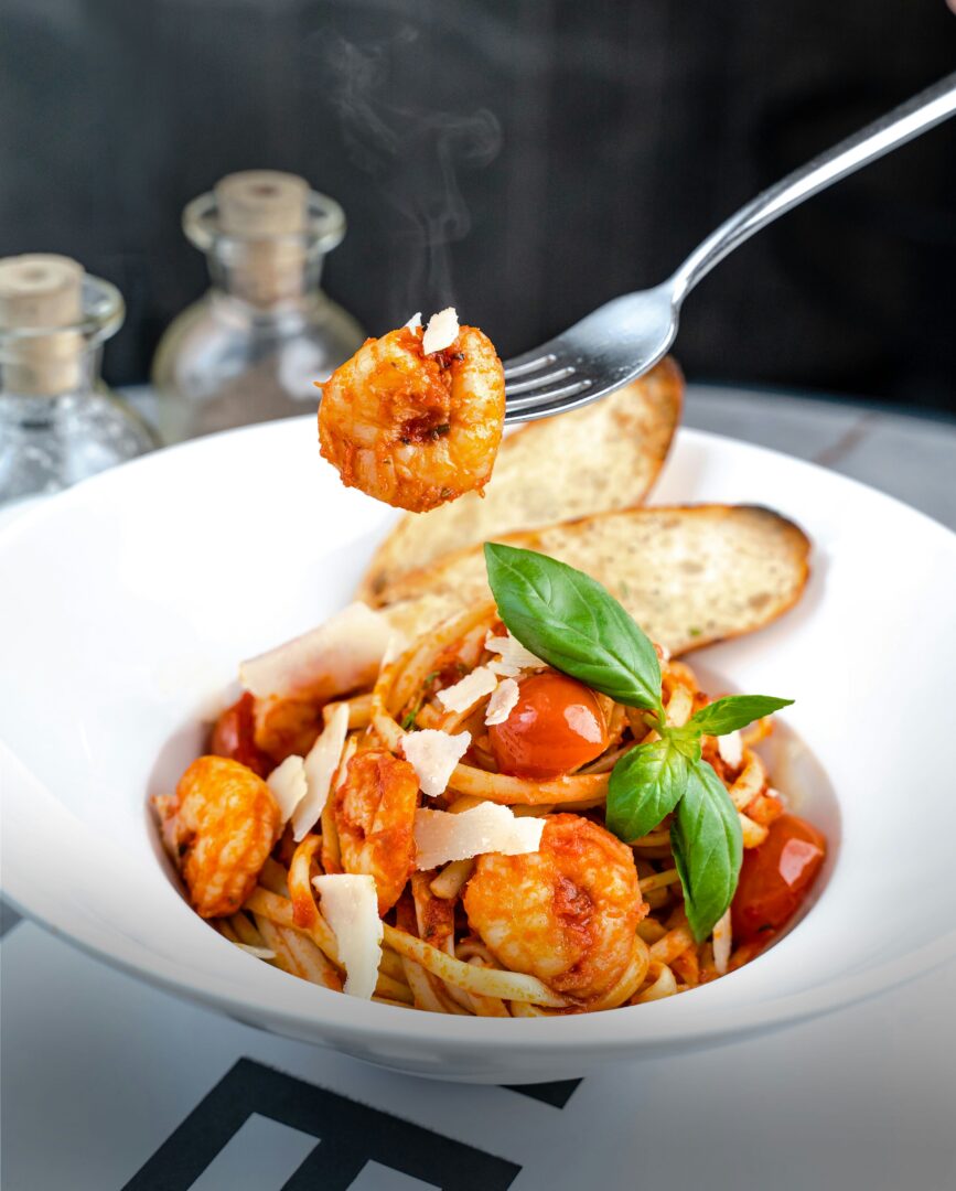 Γαριδομακαρονάδα με ούζο και πιπεριές – Η απόλυτη συνταγή της Καθαράς Δευτέρας