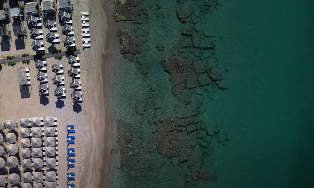 Μονοήμερη εξόρμηση στις «Σεϋχέλλες» της Ελλάδας – Μια παραλία μόλις 2 ώρες από την Αθήνα