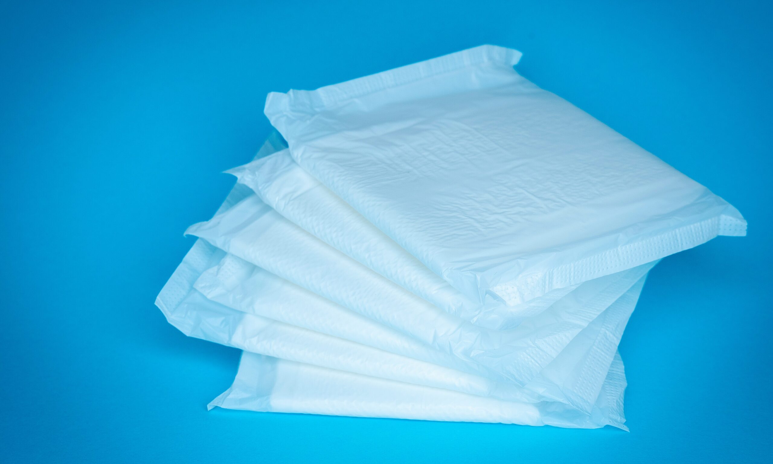 Προϊόν πολυτελείας οι σερβιέτες: Γιατί οι Ελληνίδες πληρώνουν ακόμα φόρο 24%