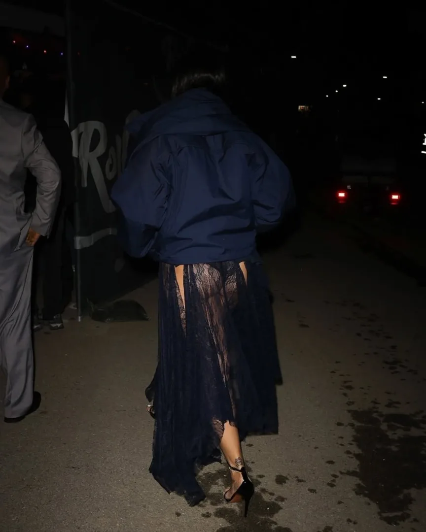 Η Rihanna με μοναδικό δαντελωτό φόρεμα και cool διάθεση με bomber jacket και λάμψη από διαμάντια