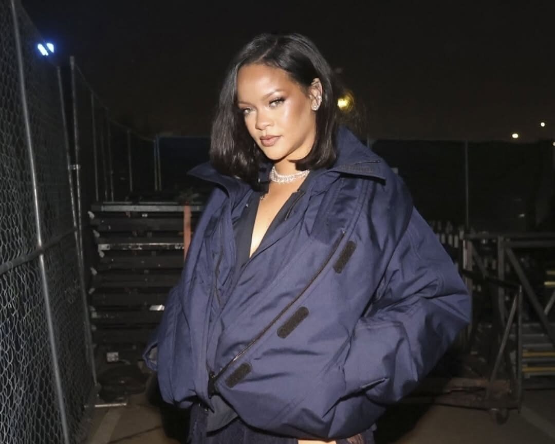 Η Rihanna με μοναδικό δαντελωτό φόρεμα και cool διάθεση με bomber jacket και λάμψη από διαμάντια