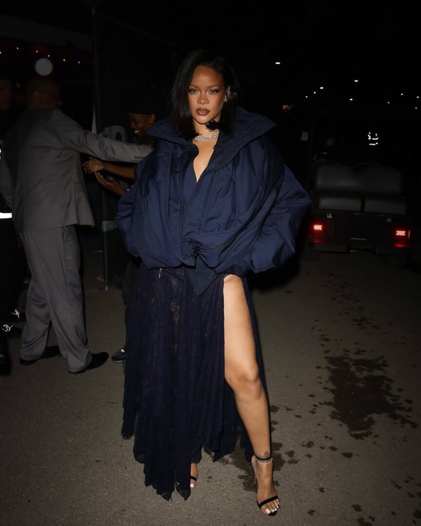 Η Rihanna με μοναδικό δαντελωτό φόρεμα και cool διάθεση με bomber jacket και λάμψη από διαμάντια