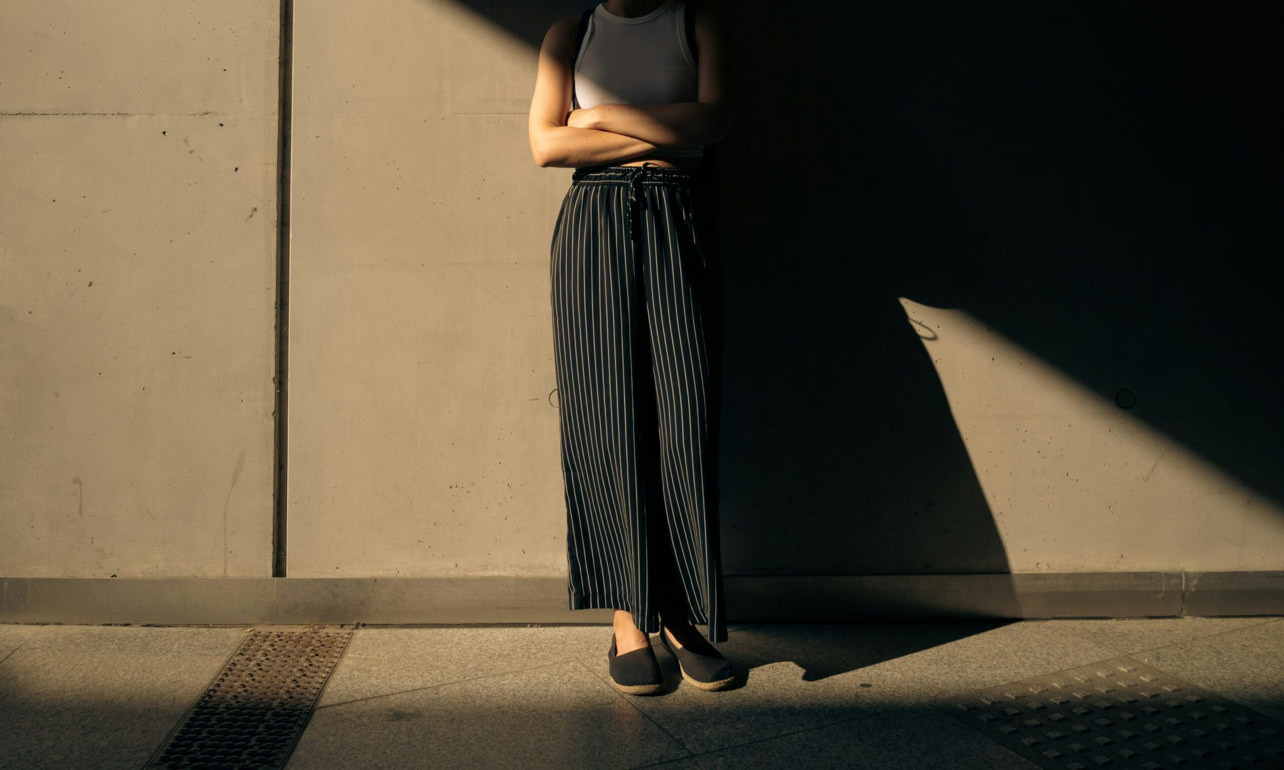 Τα 3 κόλπα για να μην ξεθωριάζουν τα σκουρόχρωμα ρούχα σου