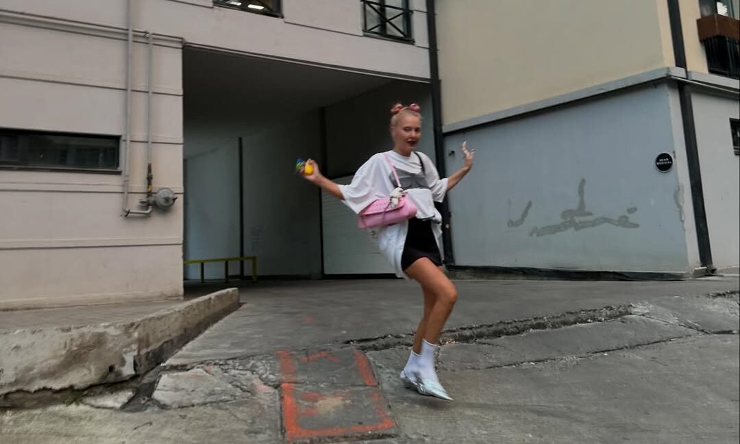 Η Τάμτα κάνει το «girly-punk look» που μαγεύει