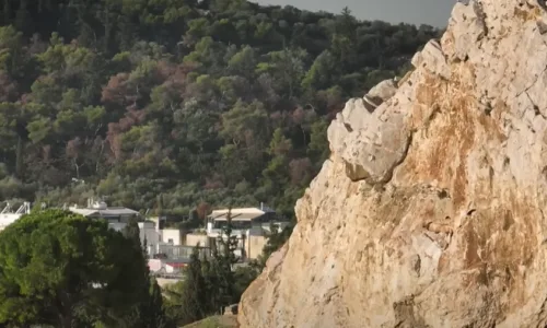 Μπορείς να δεις την κρυφή φιγούρα στο βράχο της Ακρόπολης;