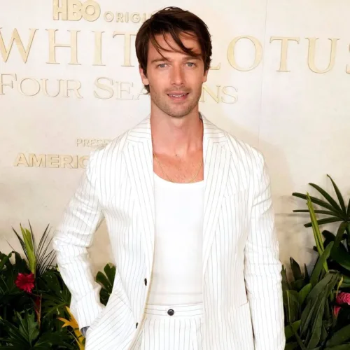 O Patrick Schwarzenegger μαγνητίζει τα βλέμματα με TOMMY HILFIGER στο φινάλε της 3ης σεζόν του The White Lotus