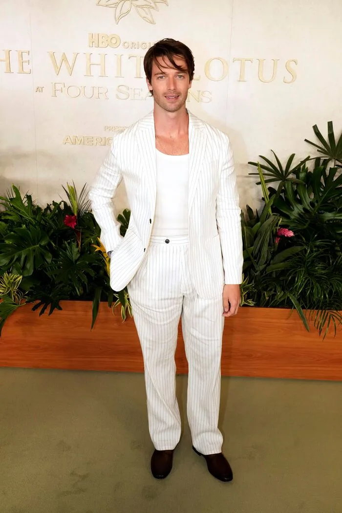 O Patrick Schwarzenegger μαγνητίζει τα βλέμματα με TOMMY HILFIGER στο φινάλε της 3ης σεζόν του The White Lotus