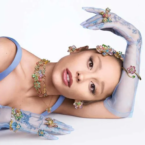 Η Swarovski γιορτάζει την καμπάνια Άνοιξη-Καλοκαίρι 2025 με την Ariana Grande