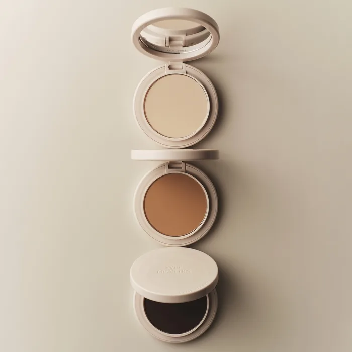 Η Kylie Jenner παρουσιάζει το Cosmic Kylie Jenner 2.0 και το νέο Natural Blur Powder Foundation